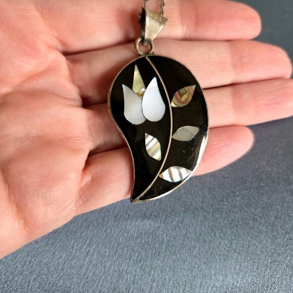 Mother of pearl Abalone shell Alpaca silver inlay flower pendant. - Picture 2 of 4